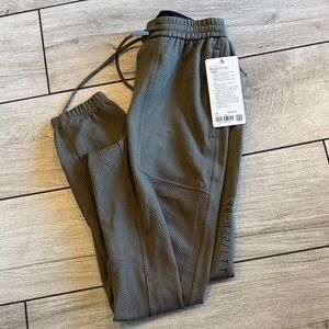 Lululemon Relaxed fit Train Joggers . Men’s XS